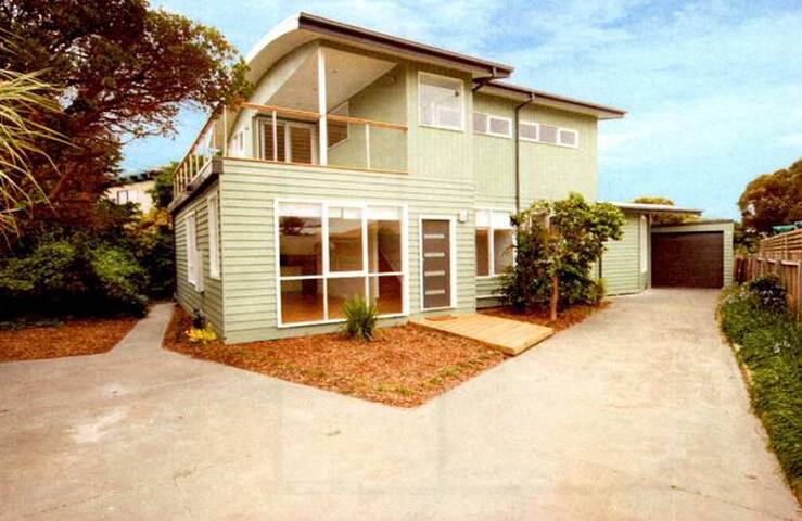 The Green Oasis – 5 bedrooms, 3 Queen/6 Singles