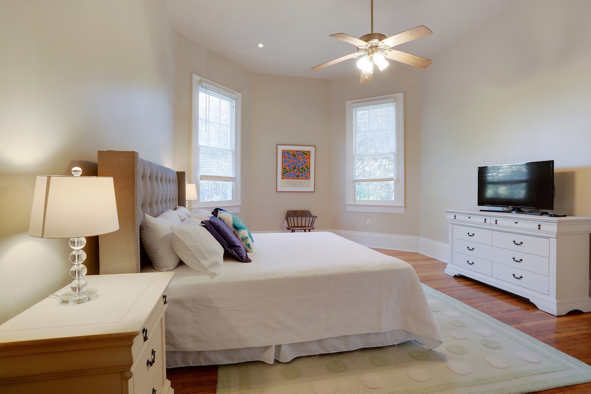 Суперголяма спалня с плосък екран и големи гардероби.