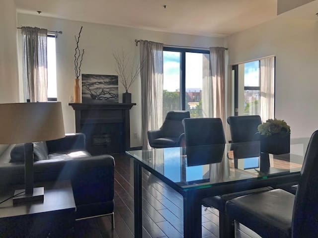 Cal-KING 3br * BevHills & SKY DECK Pool is OPEN