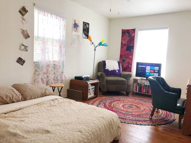 Turquoise Studio- 1bd/1bth, private yard/balcony