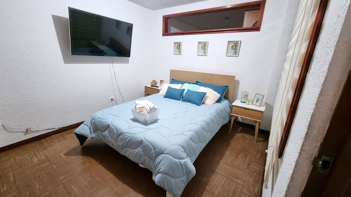 Pièce principale avec télévision par câble et Netflix