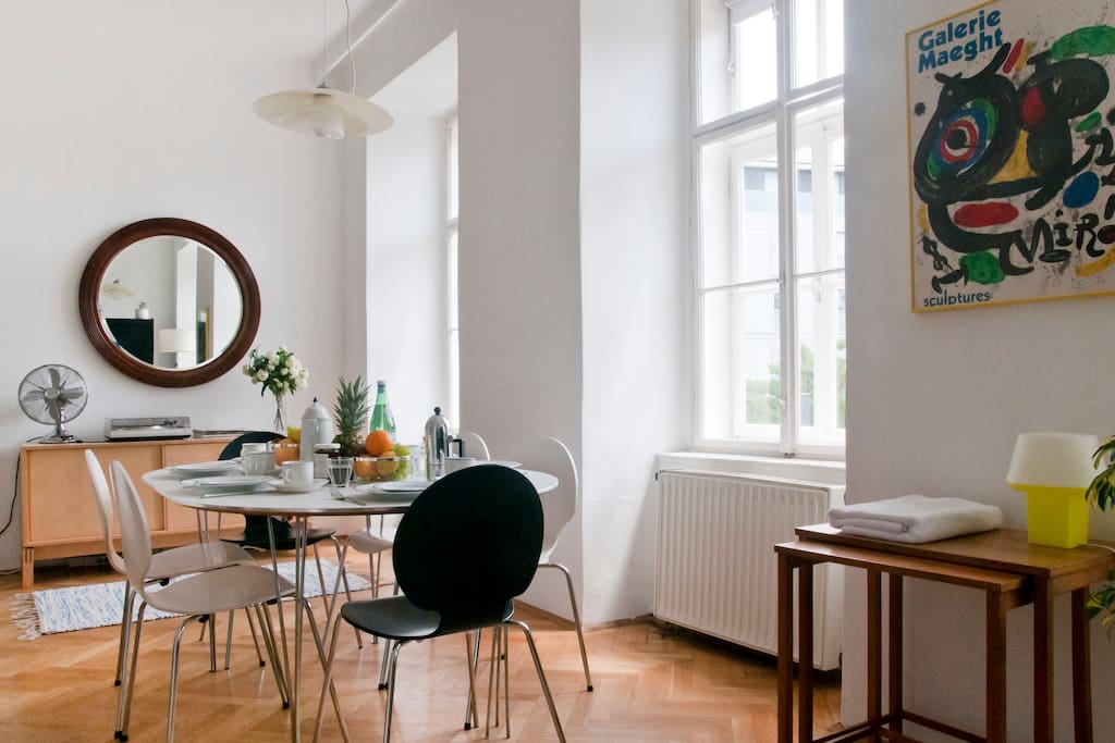 The dining-table seats up to 6 people. An ideal set-up for a heartwarming breakfast in the morning light.