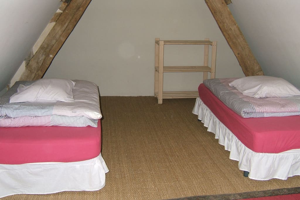 la chambre au 1er étage avec 2 petits lits 80x190