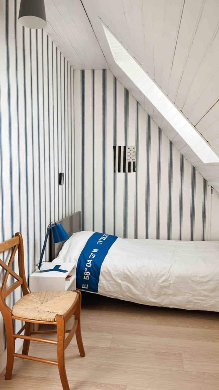 Კიდევ ერთი პატარა ოთახი ერთადგილიანი საწოლით მაღლა 