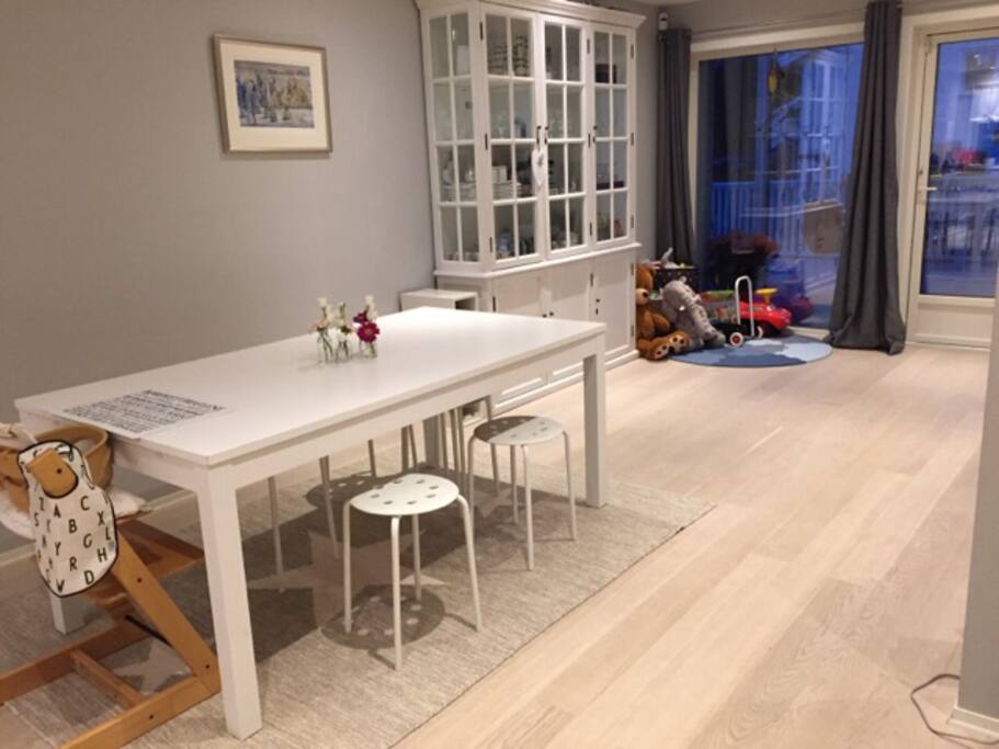 Spisebord som kan trekkes ut.