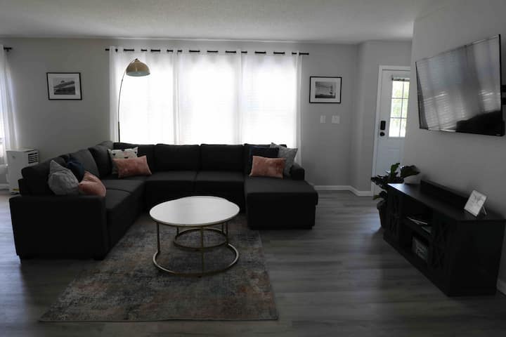 Cheerful 3-bedroom Newly Renovated Home Near Town - St. Ignace, MI
