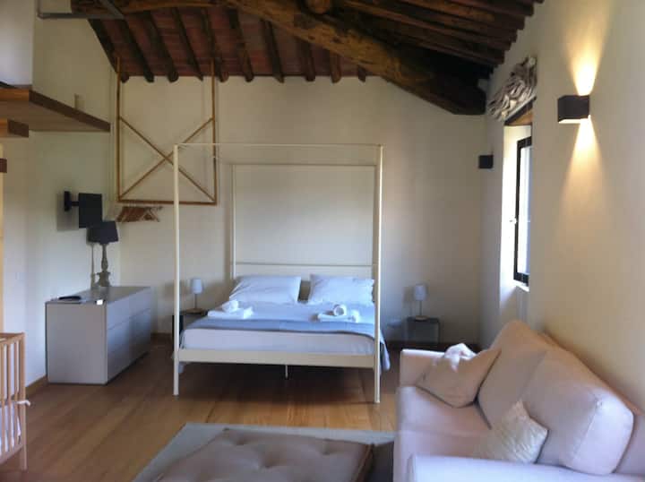 camera da letto a pianta aperta al secondo piano