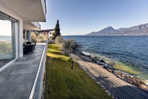Villa Lùthien: 10 meters from the lake, large garden