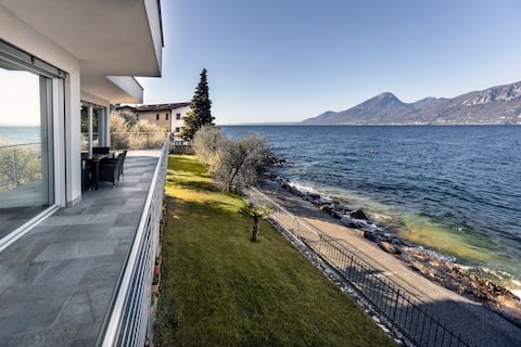 Villa Lùthien: 10 meters from the lake, large garden