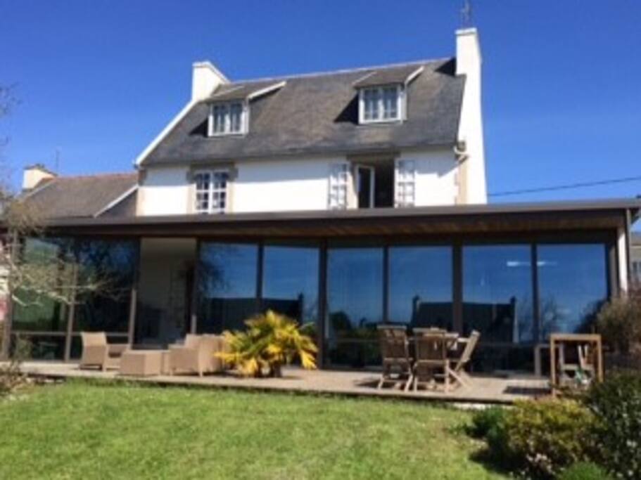 Maison côté jardin sous le soleil..