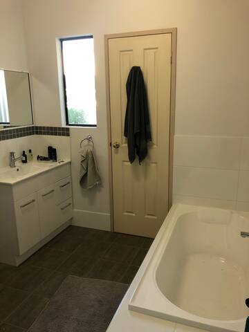 Entire House – 3 large bedrooms. Free use of car gallery image 5