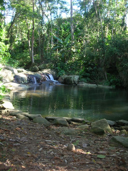 temos varias piscinas naturiais e quedas dagua ao longo do terreno