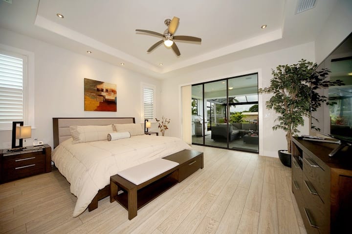 Villa Palms at Mayfair - Master Bedroom