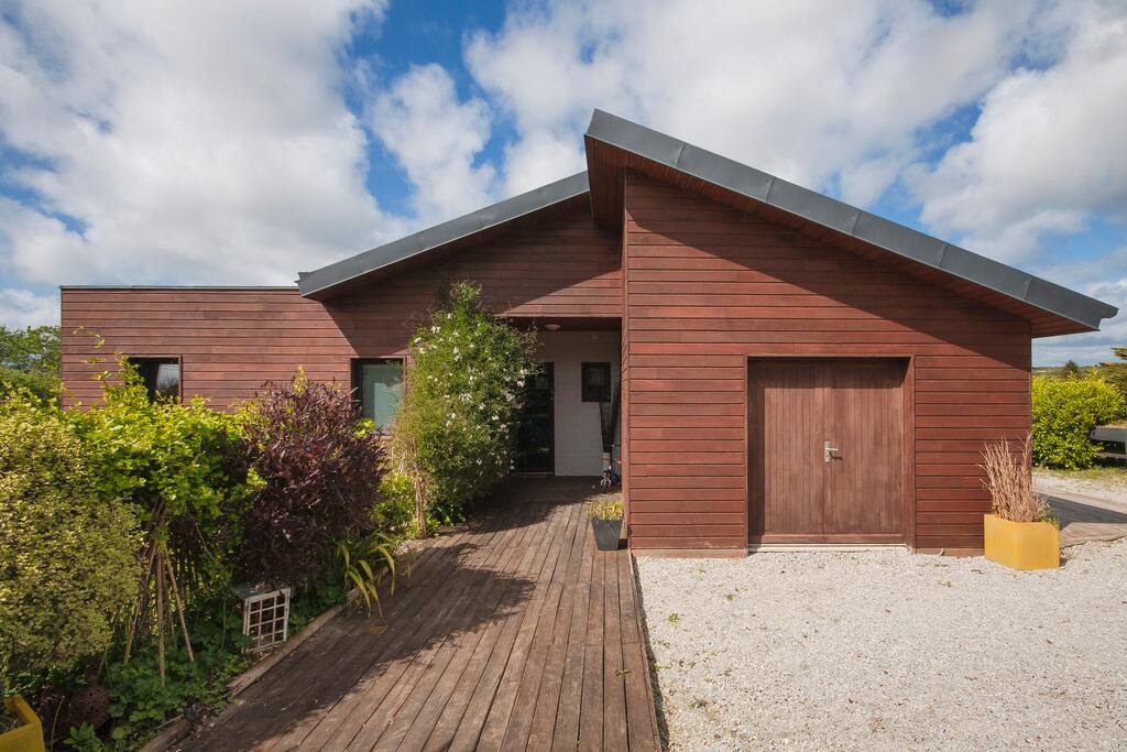 Entrée principale de la maison, qui est entièrement de plain-pied