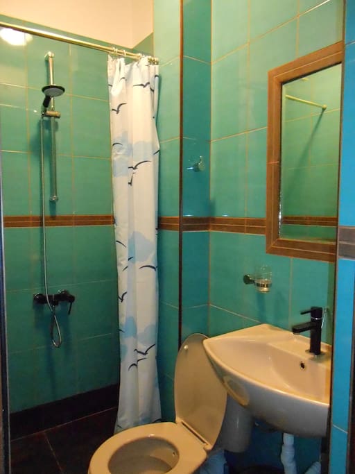 Ensuite bathroom, floor 2