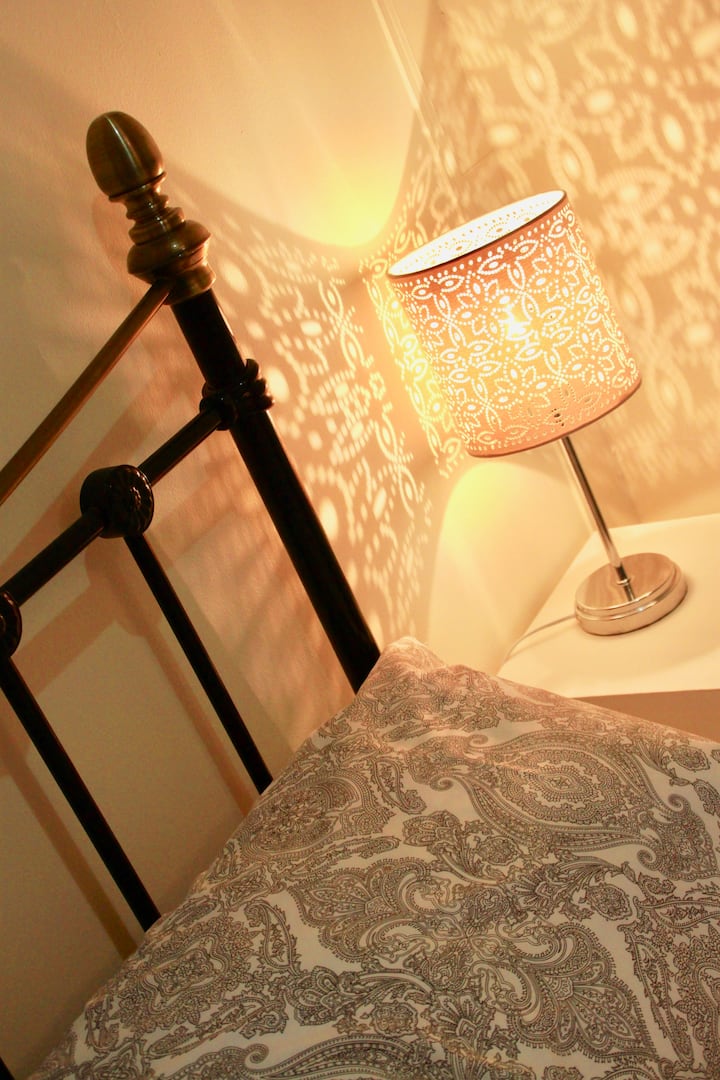 غرفة نوم 3 في الطابق الأول بسرير مزدوج وخزانة ملابس