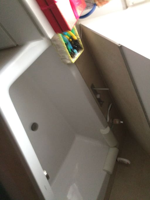Die Badewanne- es gibt auch eine Dusche