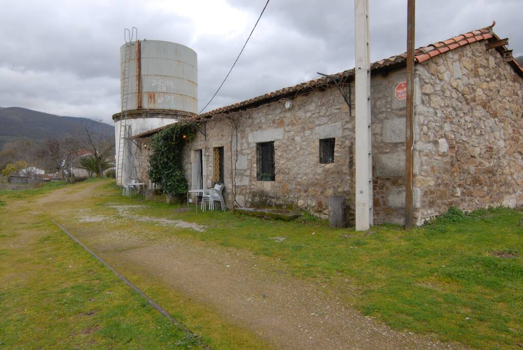 Apartamentos y deposito de agua simbolo ingenieria ferroviaria