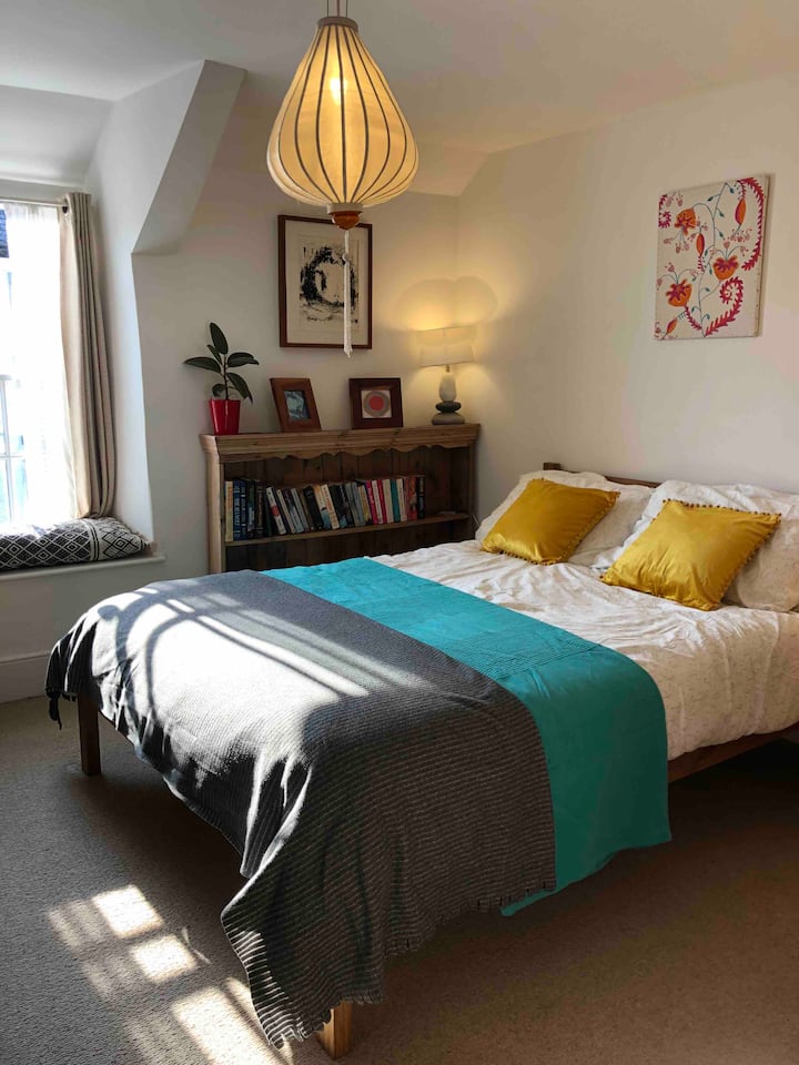 楼上的主卧配有双人床