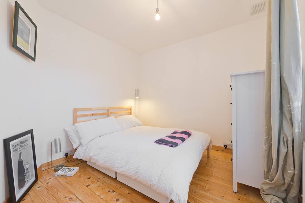 Bedroom with double bed. Fresh bedlinen provided.