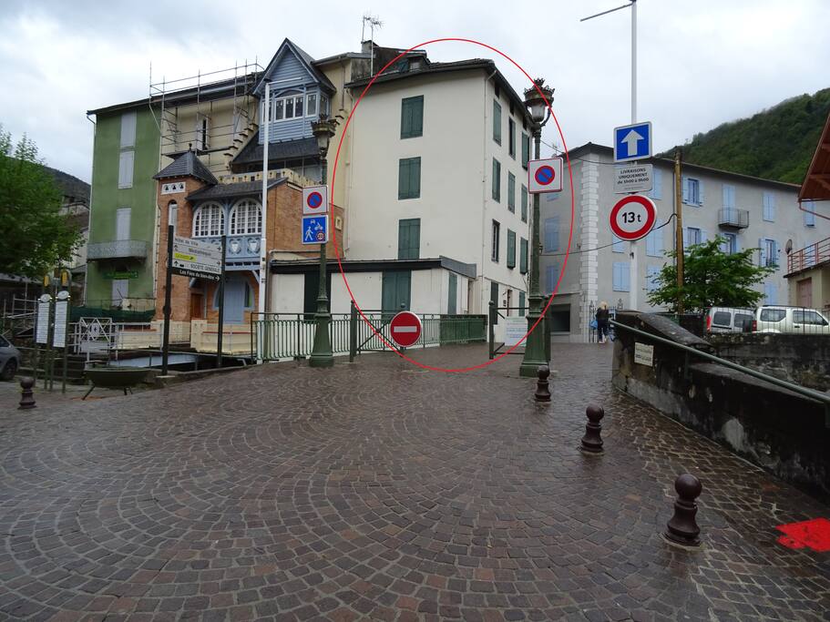Arrêt possible au pied de l'immeuble pour décharger.