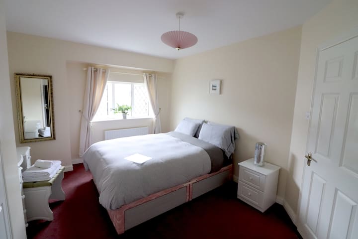 Strandhill, King Room, Beach Waves & Mountain View