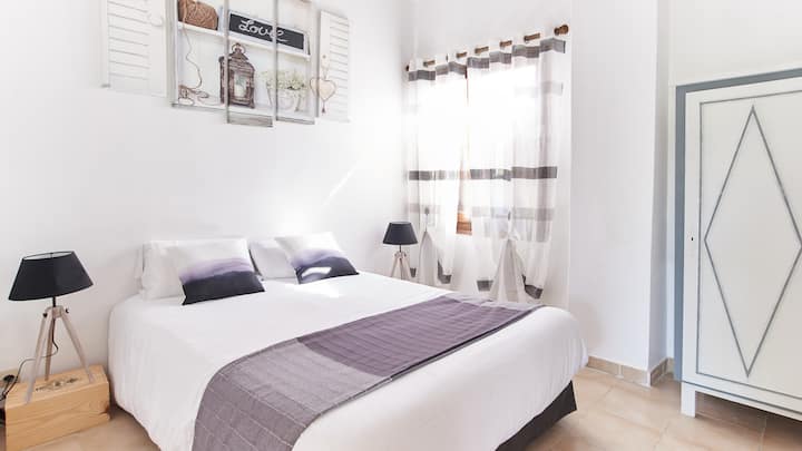 חדר עם מיטה זוגית