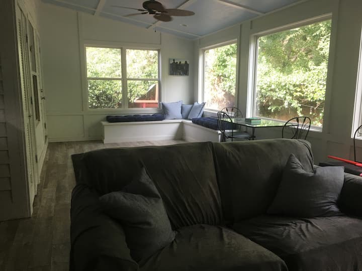 ระเบียงขนาดใหญ่ด้านหลังช่วยให้มีสภาพแวดล้อมที่ผ่อนคลายในการดูทีวีและผ่อนคลาย ที่นั่งในถังช่วยให้มีที่นั่งมากขึ้น นอกจากนี้ยังมีเตียงแบบดึงออกสำหรับตัวเลือกการนอนมากขึ้น  เพลิดเพลินไปกับตู้เย็นขนาดใหญ่เพื่อความสนุกสนาน!
ยังมีพื้นที่รับประทานอาหารอีกแห่งที่รองรับได้ 4 คน 