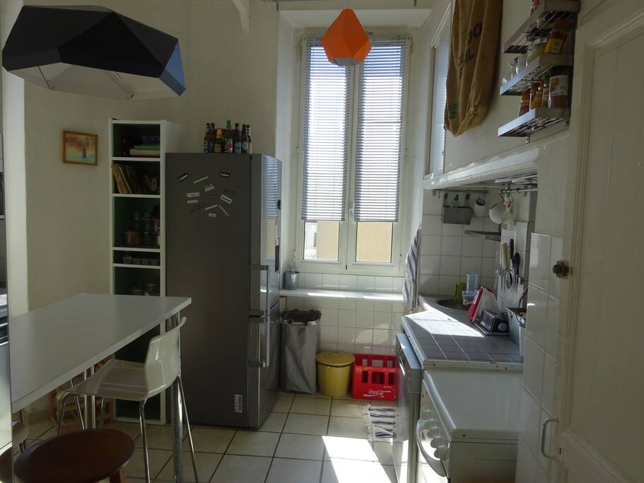 La cuisine ouverte, avec four et plaque au gaz, frigo, lave-vaisselle /Opened kitchen with fridge et oven