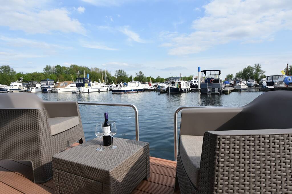 De nieuwe loungeset per mei 2018 met uw uitzicht.