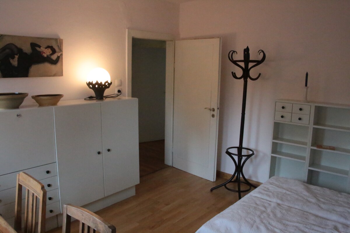 ห้องนอนพร้อมเตียงสไตล์ฝรั่งเศส