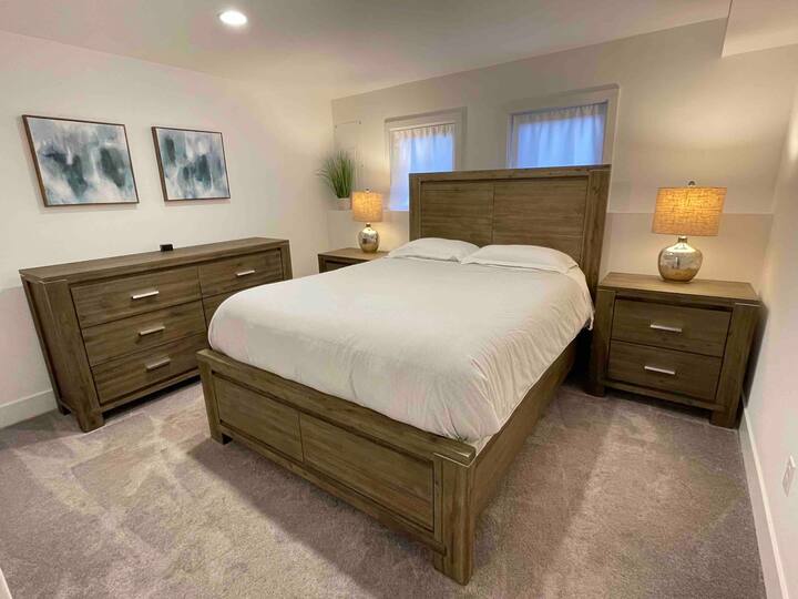 Bedroom with queen-size mattress 