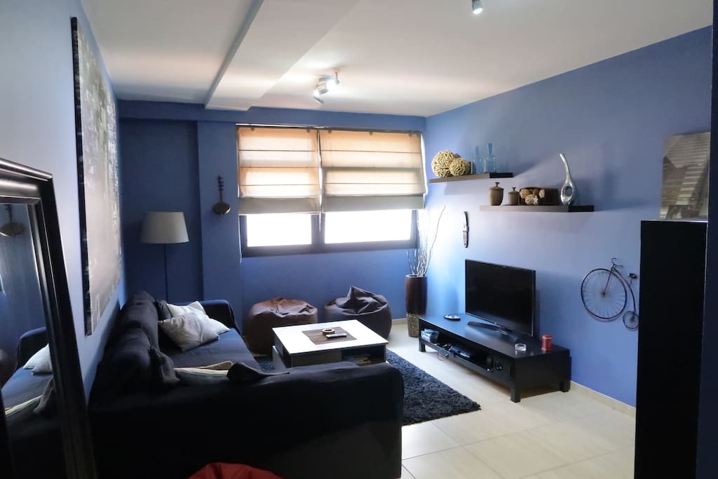 Amplio y moderno salón con sofá cama grande