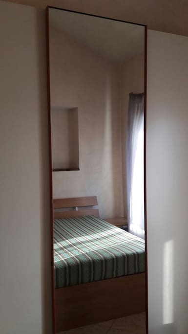 Camera da letto, armadio con specchio