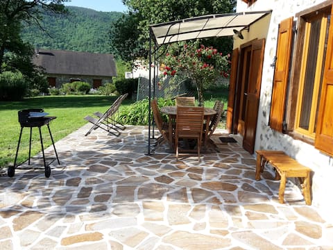 Stone barn. Large garden and nice view.