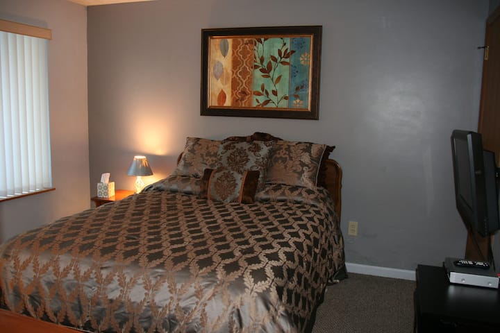 ห้องนอนหลักห้องที่สองพร้อมเตียงควีนไซส์