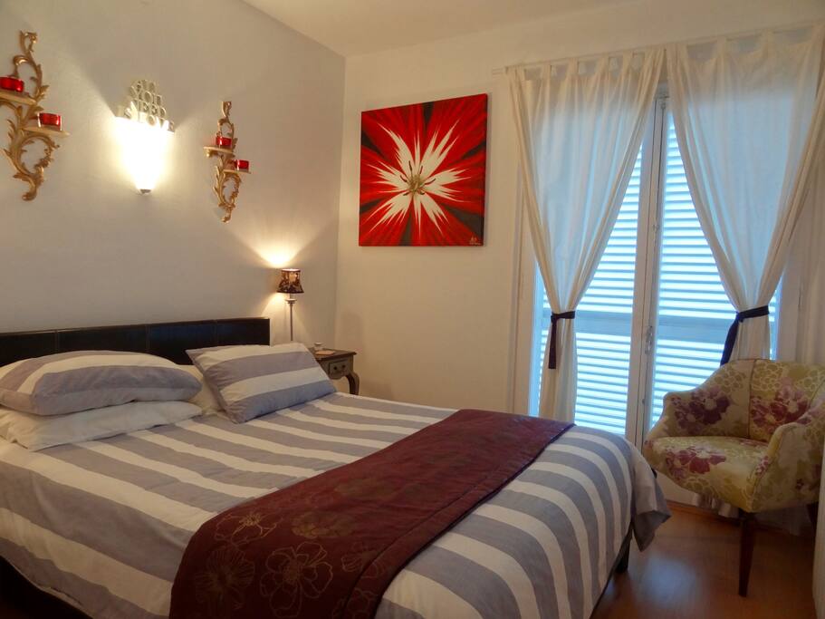 Crisp linen, gentle breeze and the sound of the sea.