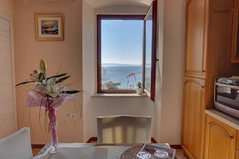 Top Airbnb: Waterfront Old Town Charm (parking included) in Peroj