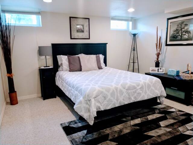 A Comfy and quiet room Close to Denver & Mountains
