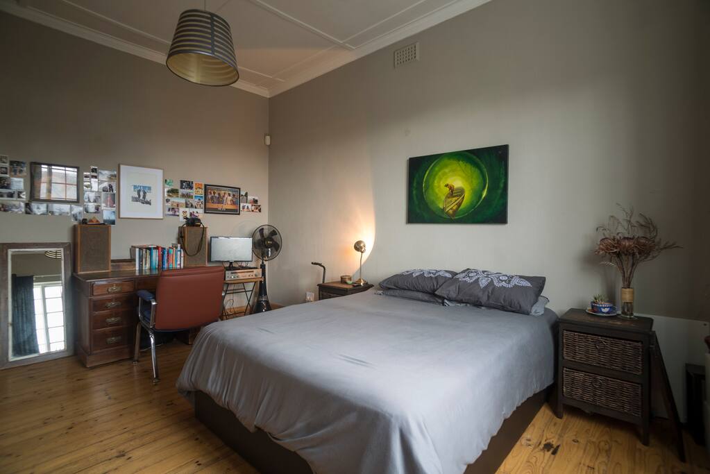 400 thead-count Egyptian cotton linen and Sealy Luxury mattress for a peaceful night's sleep.