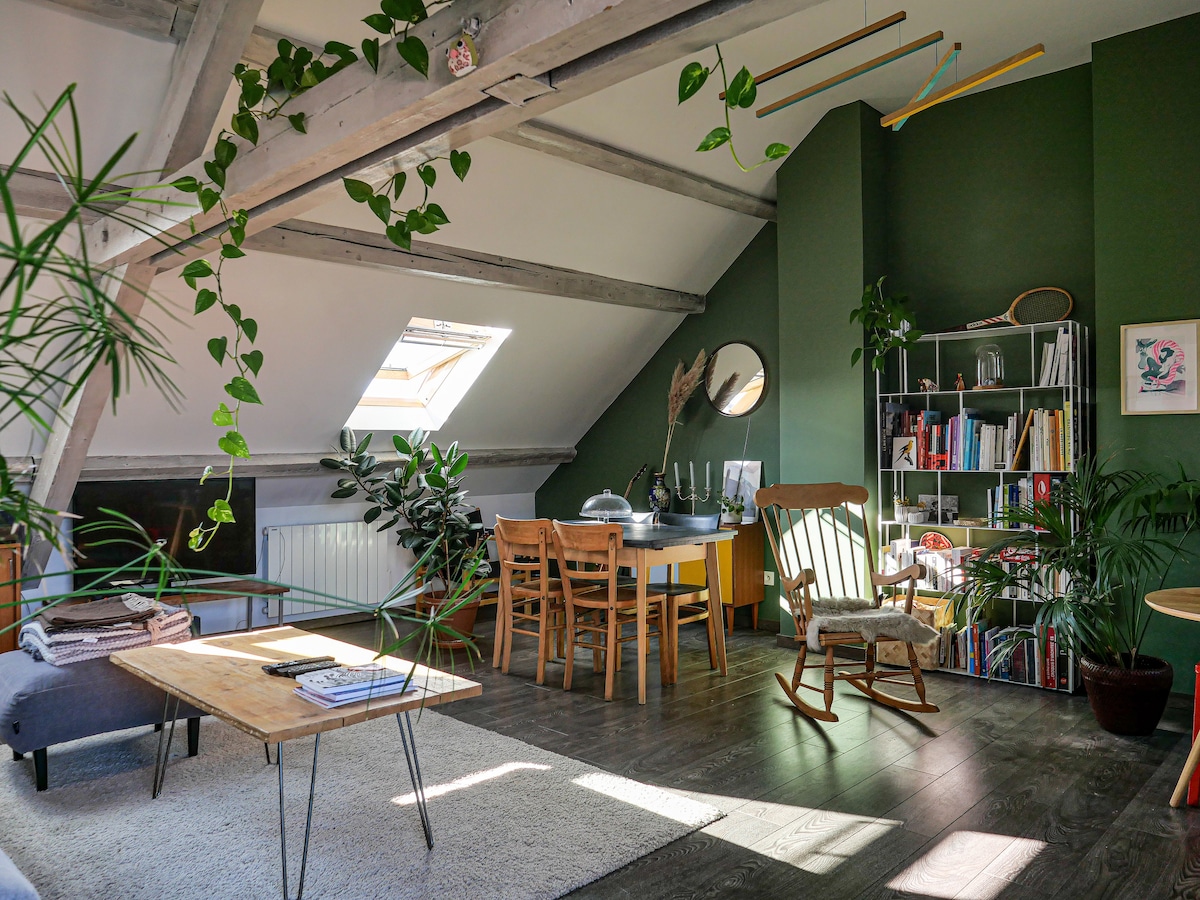 Airbnb performant: Cosy attic flat with terrasse close to city center à Neudorf Musau