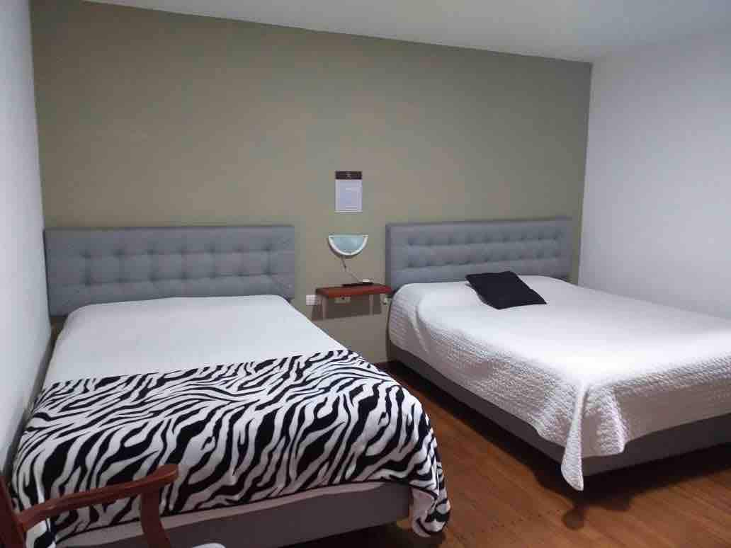 ห้อง 4 เตียงคู่ 1 หลังและเตียงคู่ 1 หลัง 