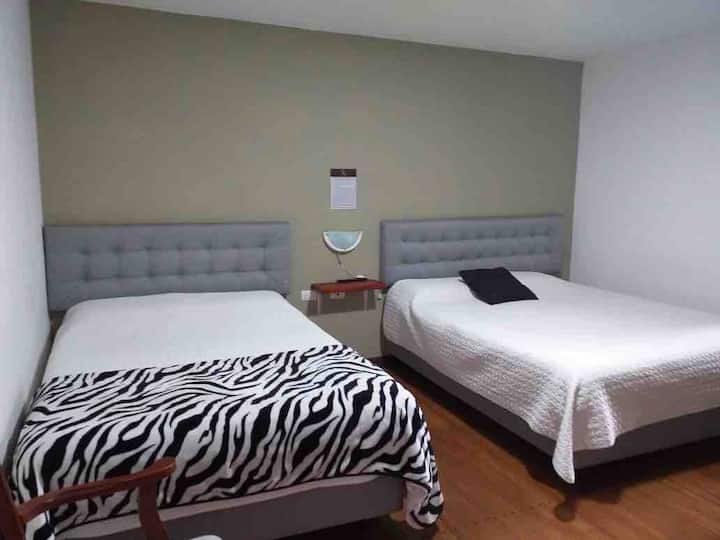 Habitación 4 , 1 cama de dos plazas y 1 cama de dos plazas y media