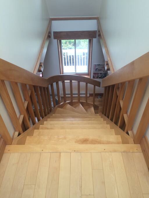Escalier tournant menant à l'étage.