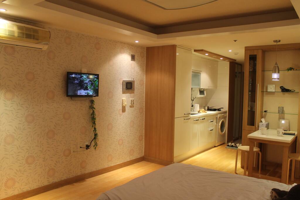 창 쪽에서 바라본 전경 : 에어컨, 냉장고, 냄비, 후라이팬, 세탁기, 기타 / View from the window : Air conditioner, Refrigerator, TV, Kitchen, Washing maching