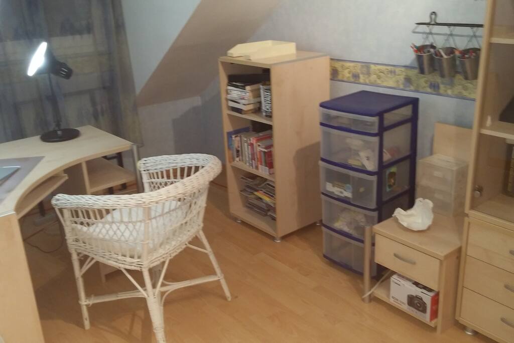 Rangements disponibles dans la chambre.
