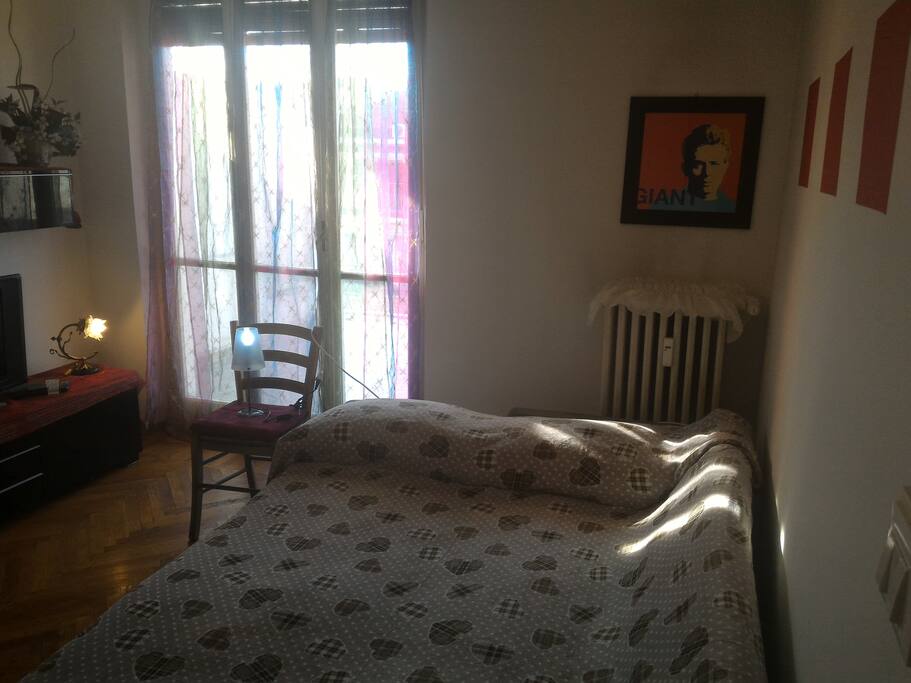 Stanza con divano letto matrimoniale