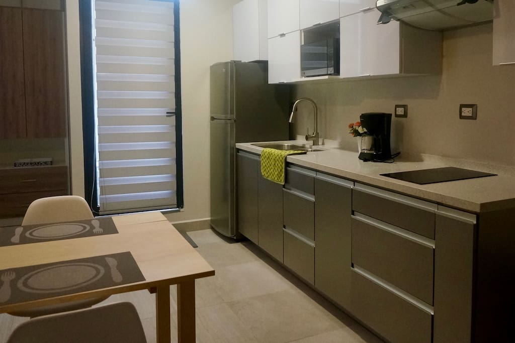 Refrigerador, Horno Microondas, Cafetera, Parrilla Eléctrica y Campana / Refrigerator, Microwave Oven, Coffee maker, Cooktop and Hood