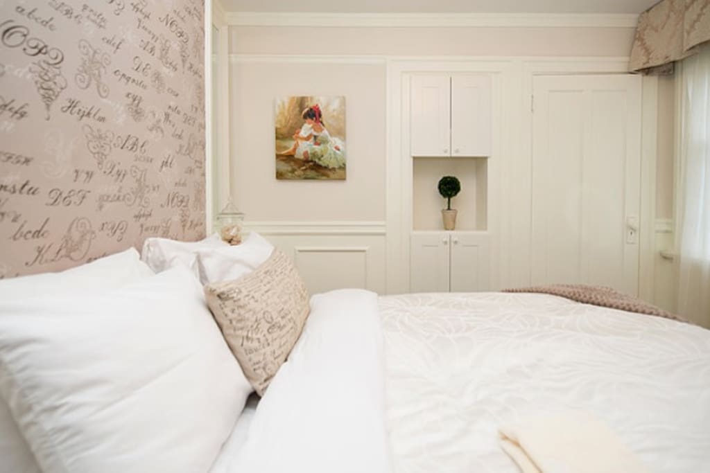 Bedroom (queen bed)