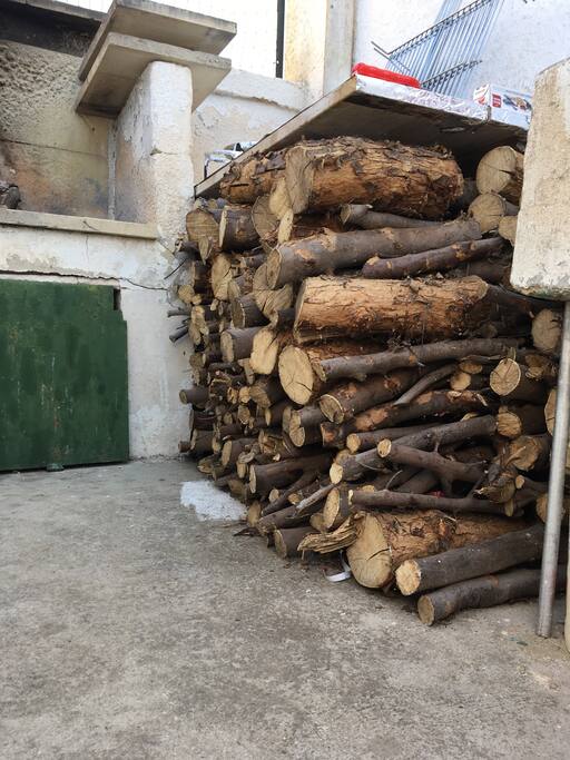 Legna a disposizione per il barbecue